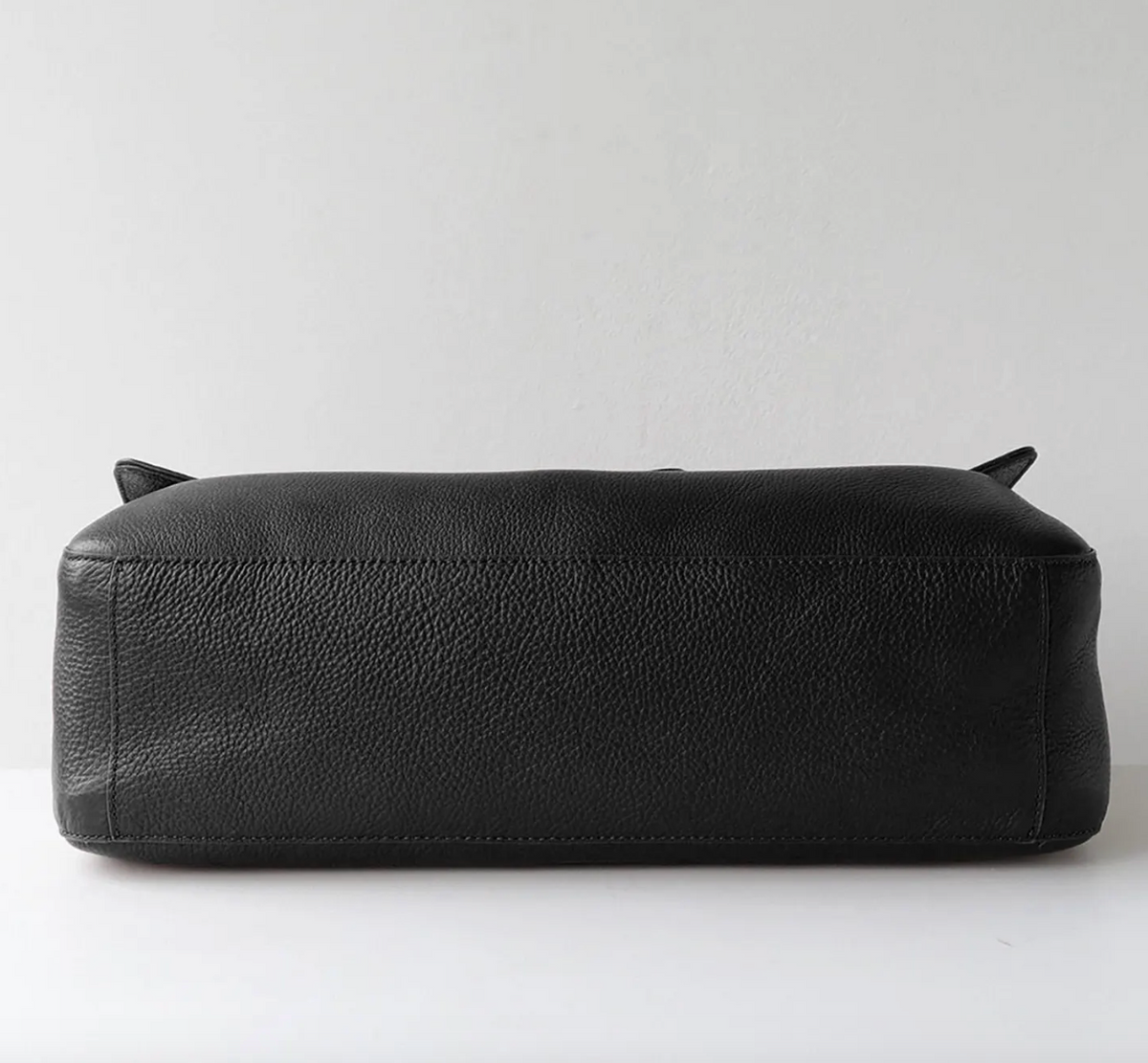 Venebag Turn-Lock Crossbody leather bag with adjustable crossbody strap