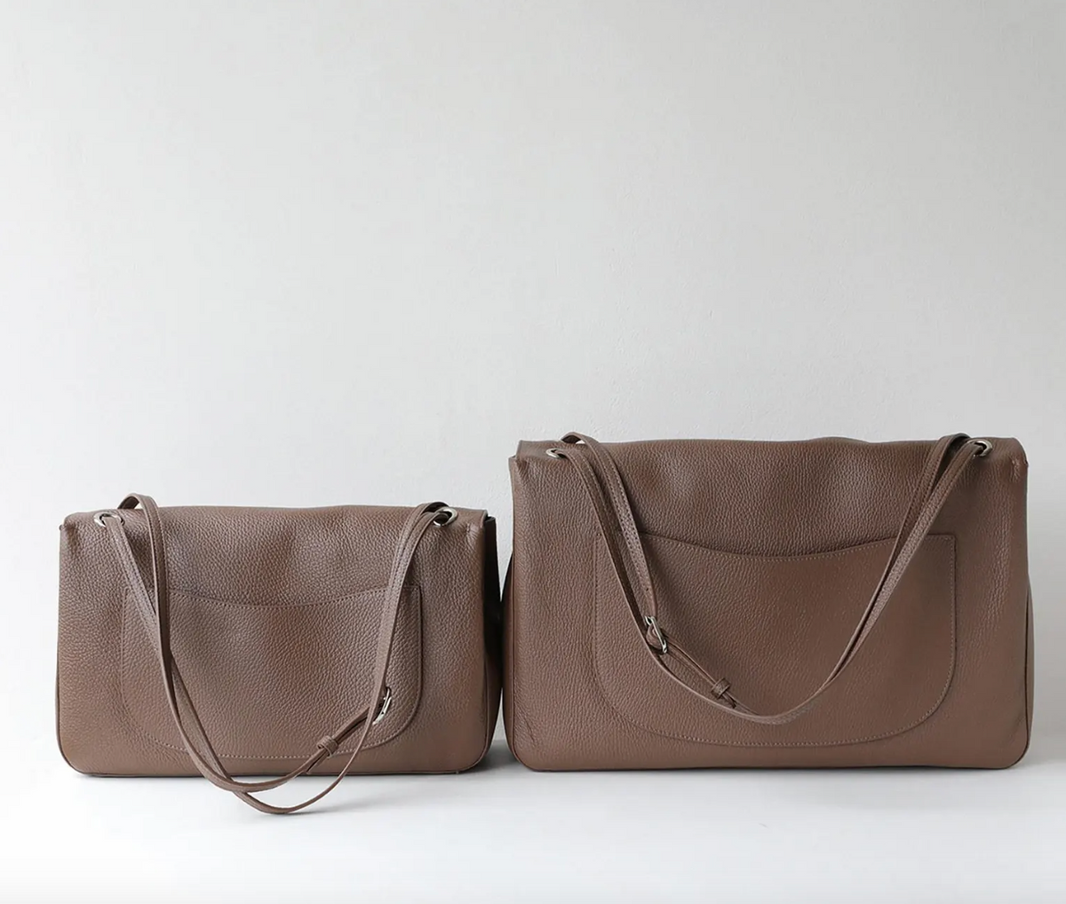The Turn-Lock Crossbody by Venebag – genuine cowhide leather crossbody bag, front view
