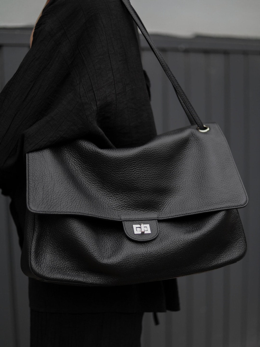 The Turn-Lock Crossbody by Venebag – genuine leather bag, front view