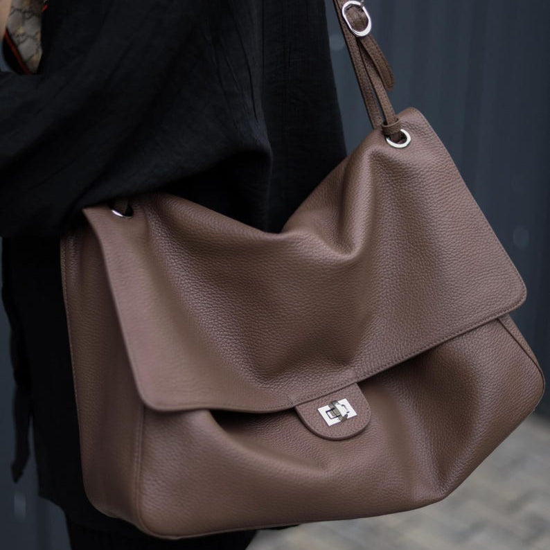 The Turn-Lock Crossbody by Venebag – interior pockets