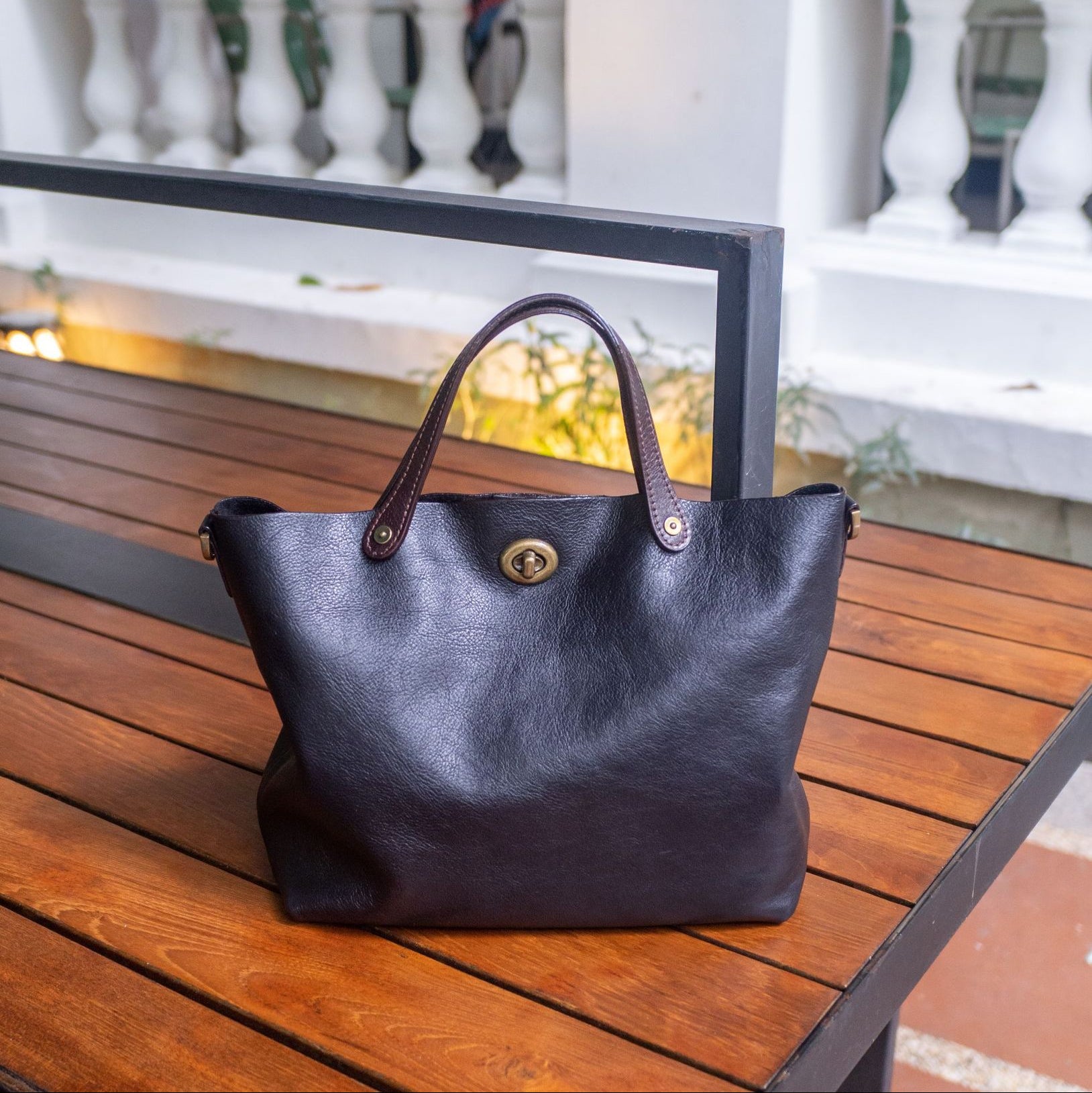 VENE Vintage Full-Grain Vegetable-Tanned Leather Crossbody bag