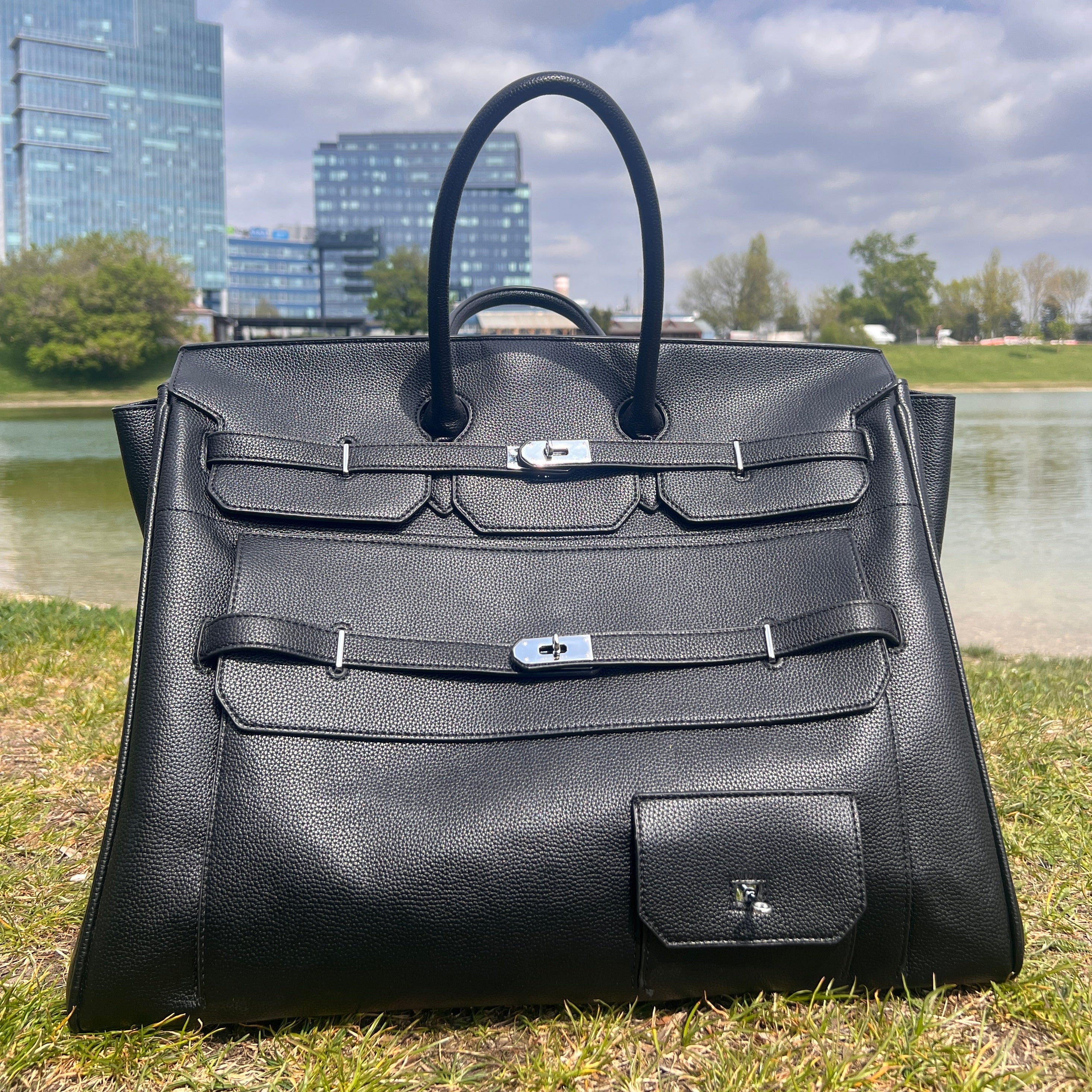 Go‑anywhere leather travel bag