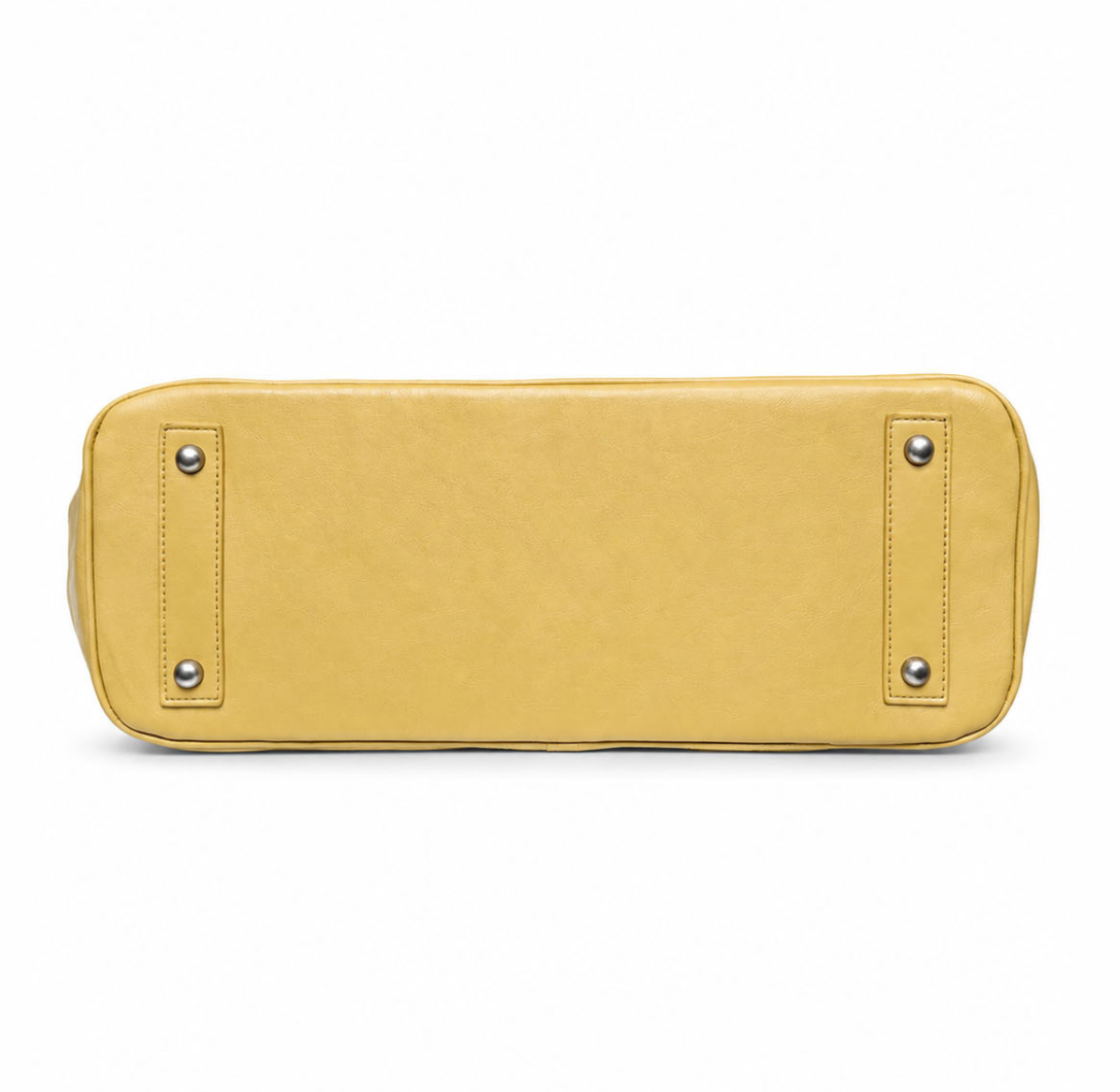Base of the VENE Iconic Bag with protective metal feet