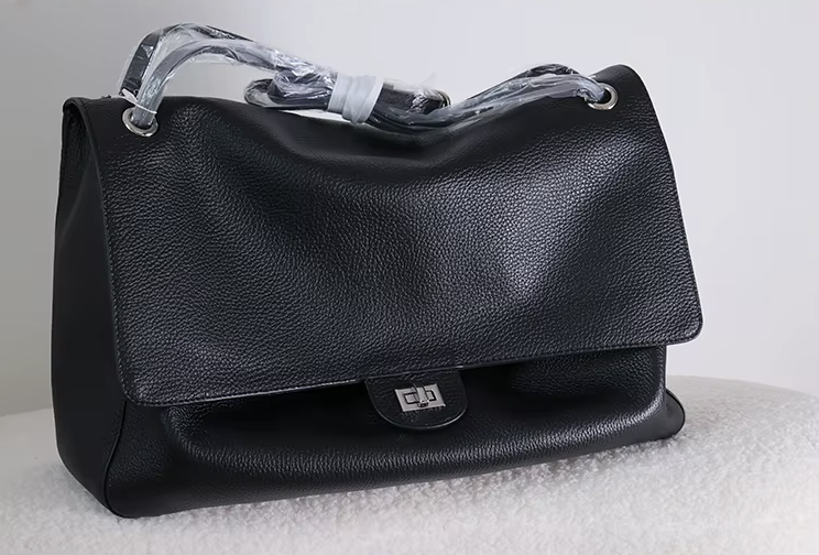 Close-up of the turn-lock closure on Venebag's Turn-Lock Crossbody leather bag