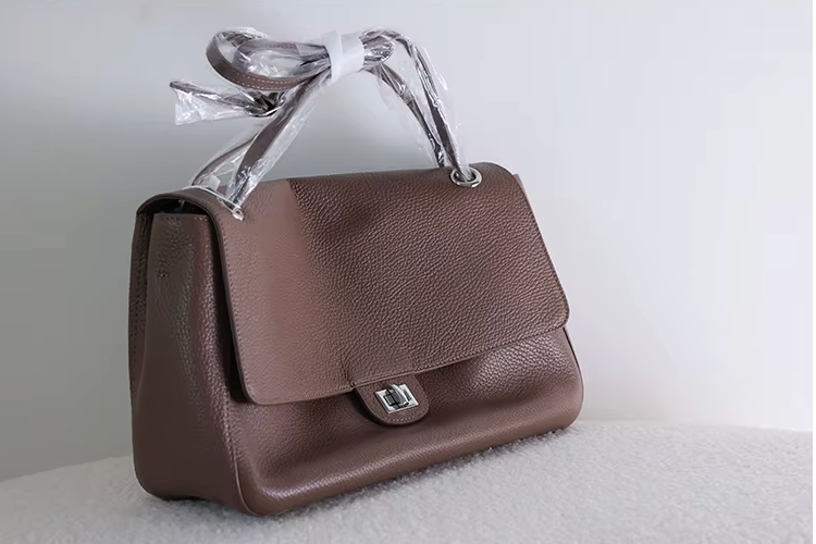 Venebag Turn-Lock Crossbody leather bag with adjustable crossbody strap