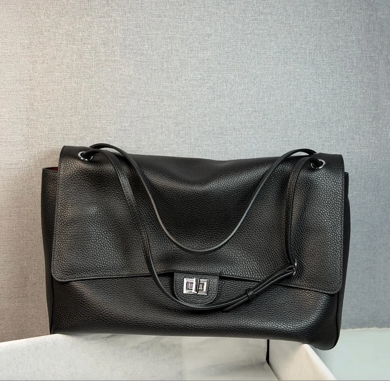 Close-up of the turn-lock closure on Venebag's Turn-Lock Crossbody leather bag