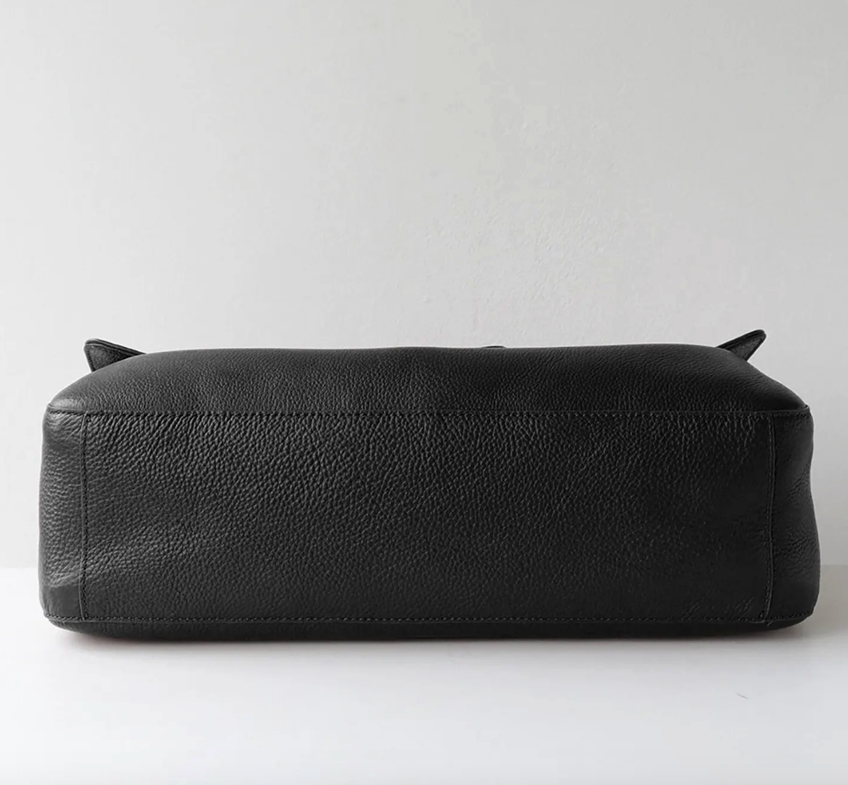 Venebag Turn-Lock Crossbody leather bag with adjustable crossbody strap