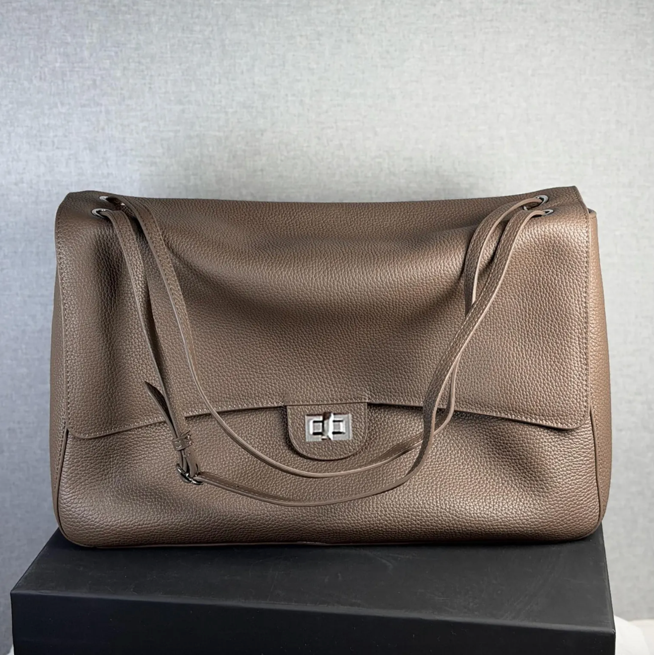 Venebag Turn-Lock Crossbody leather bag with adjustable crossbody strap