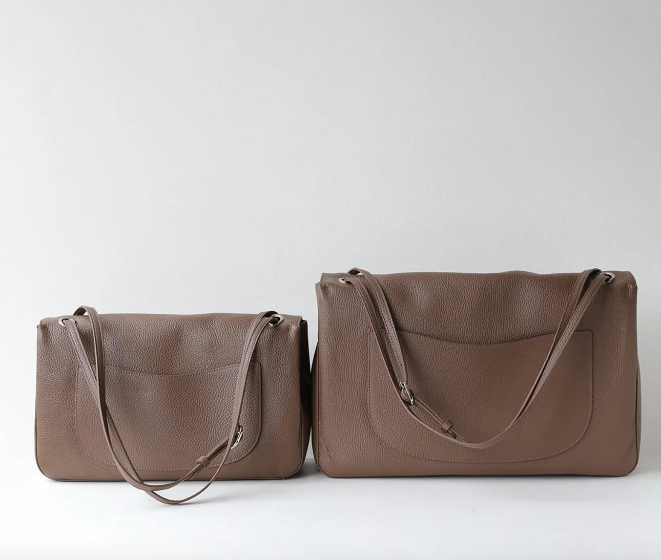 The Turn-Lock Crossbody by Venebag – genuine cowhide leather crossbody bag, front view