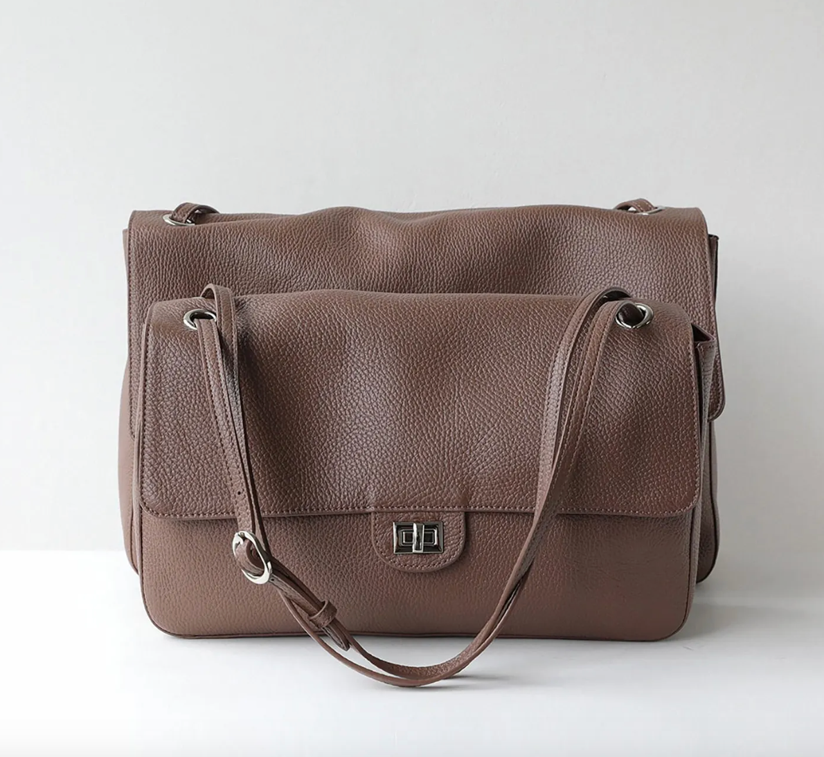 Side profile of the genuine leather Turn-Lock Crossbody by Venebag