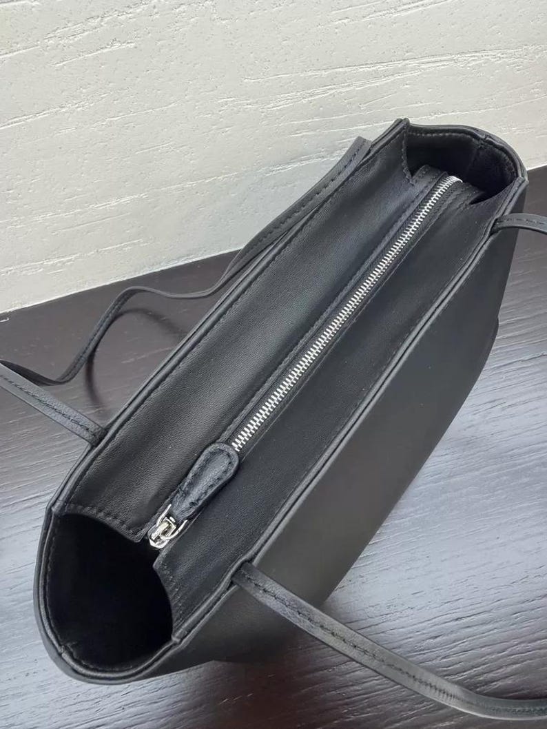Close-up of the silver-tone zip closure on the Venebag Bare Shoulder Bag