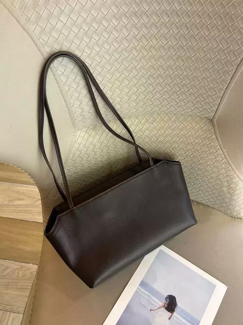 Side profile of the Venebag Bare Shoulder Bag in genuine leather