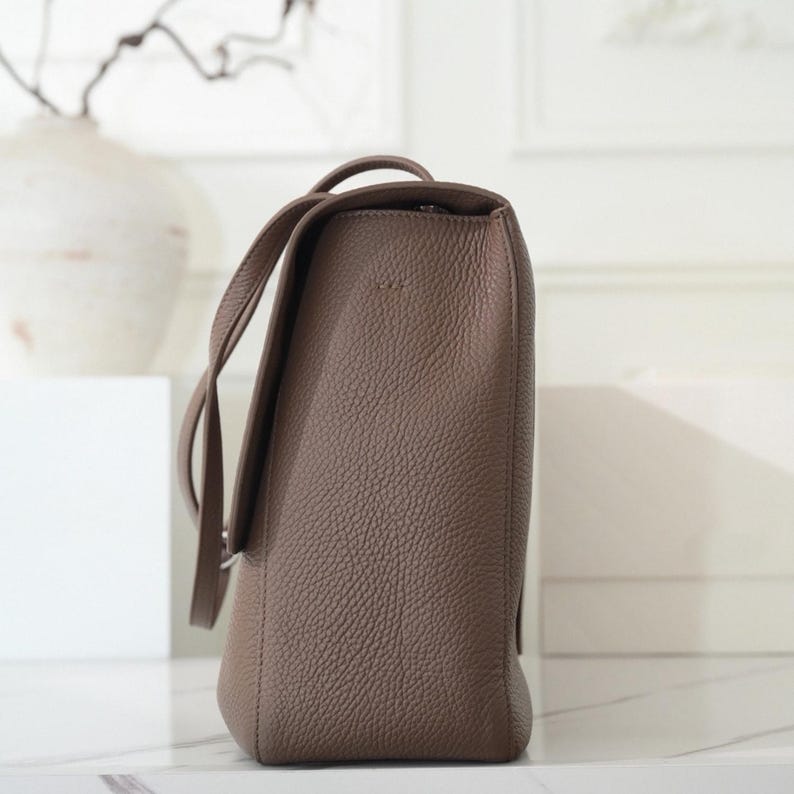 The Turn-Lock Crossbody by Venebag – everyday styling