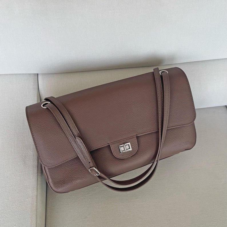 The Turn-Lock Crossbody by Venebag – close-up detail