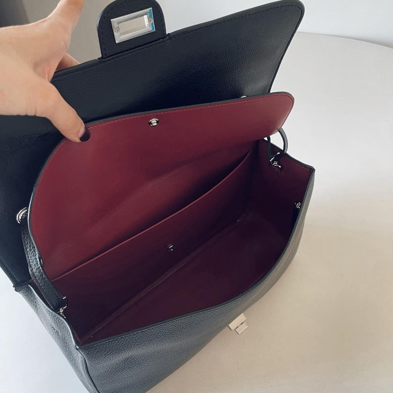 The Turn-Lock Crossbody by Venebag – hardware detail