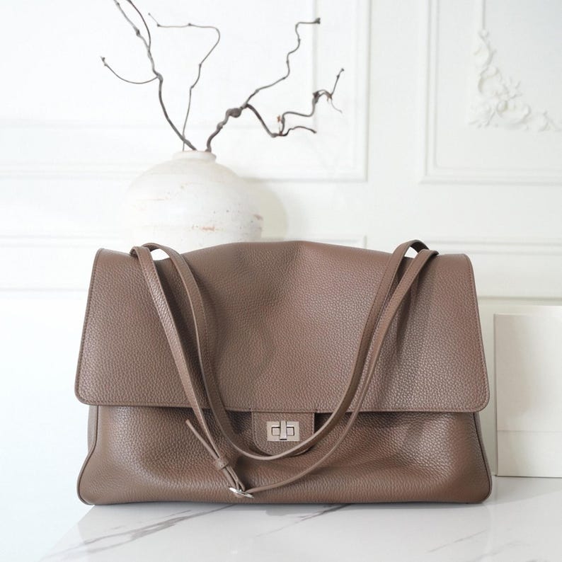 The Turn-Lock Crossbody by Venebag – pocket detail