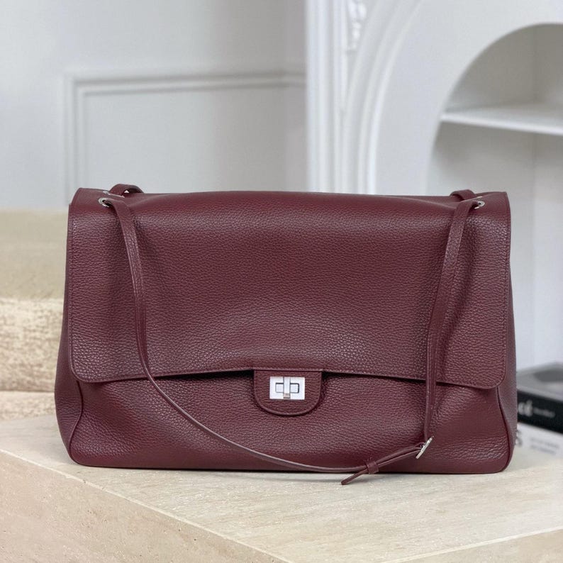 The Turn-Lock Crossbody by Venebag – full silhouette