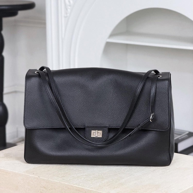 The Turn-Lock Crossbody by Venebag – detail view