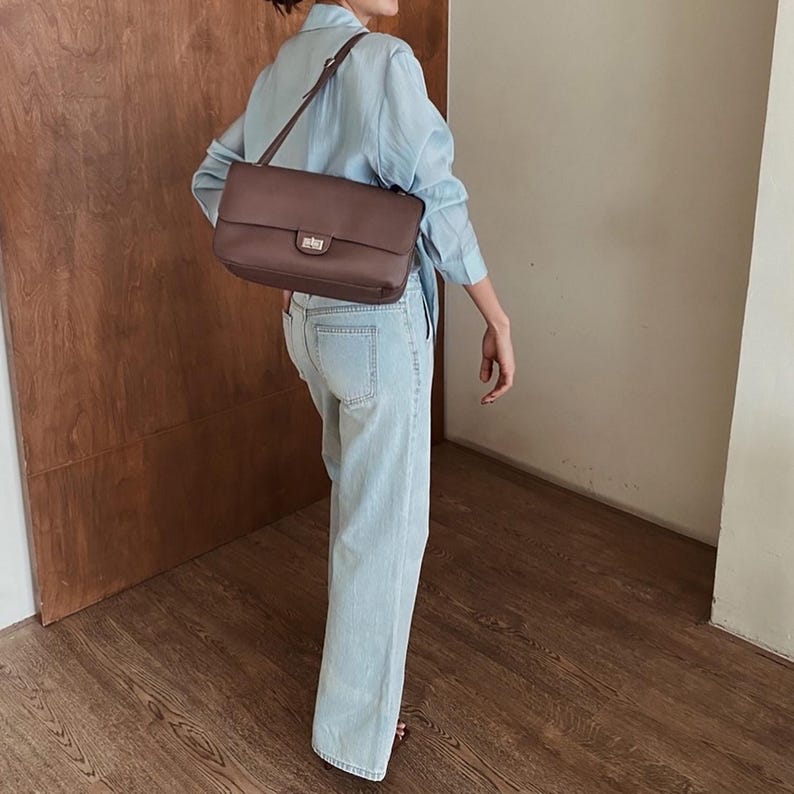 The Turn-Lock Crossbody by Venebag – strap adjustment