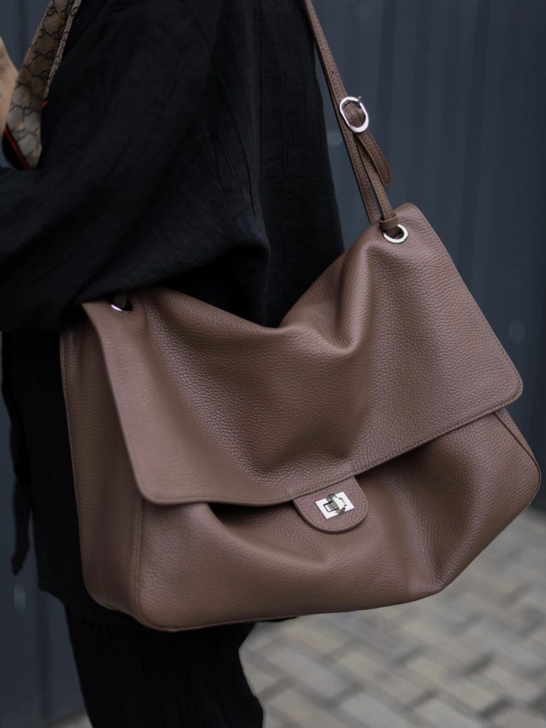 The Turn-Lock Crossbody by Venebag – interior pockets