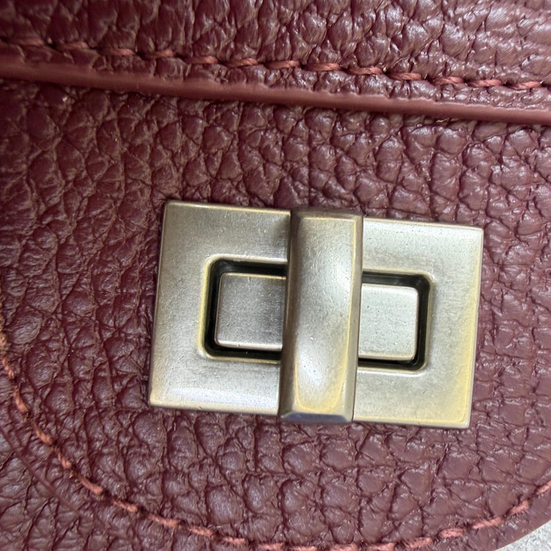 The Turn-Lock Crossbody by Venebag – detail close-up