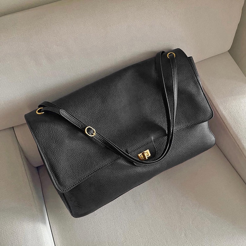 The Turn-Lock Crossbody by Venebag – closure detail